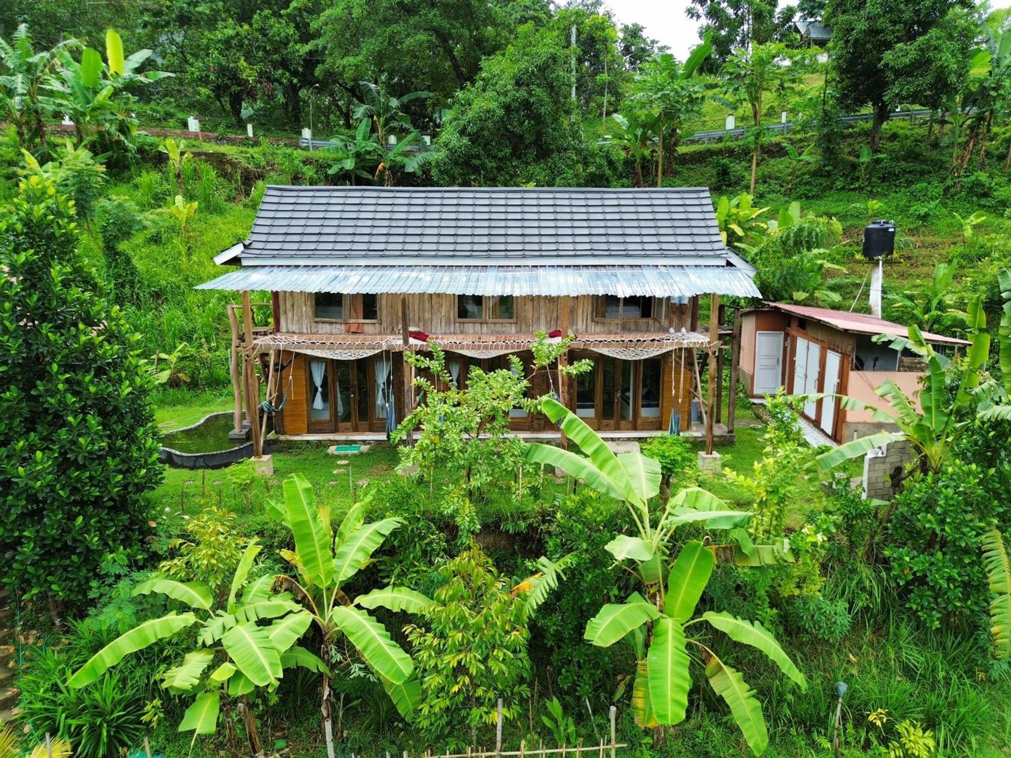 De Chicktoria Hostel Pemenang Exterior photo
